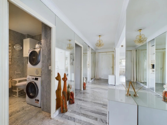 À VENDRE : APPARTEMENT 3 PIÈCES AVEC GRANDE TERRASSE ET PISCINE