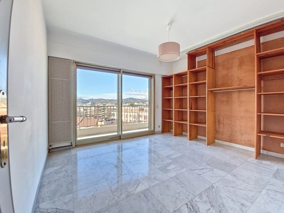Rare à la vente – Dernier étage avec terrasse et vue mer au cœur de la Pinède