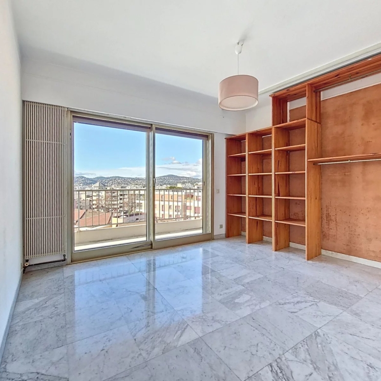 Rare à la vente – Dernier étage avec terrasse et vue mer au cœur de la Pinède