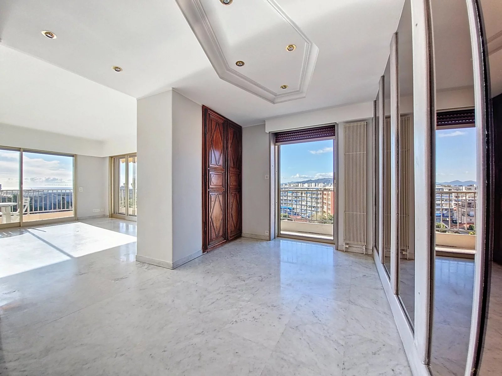 de90ffeee58581c7ec67c036e9cf7a8d_1fdf032027_1600-original.jpg Rare à la vente – Dernier étage avec terrasse et vue mer au cœur de la Pinède