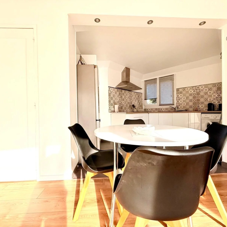 Juan-les-Pins – Appartement 2 pièces rénové avec terrasse, emplacement central