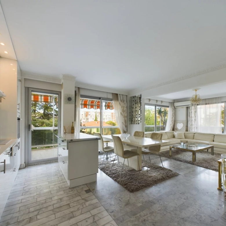 À VENDRE : APPARTEMENT 3 PIÈCES AVEC GRANDE TERRASSE ET PISCINE