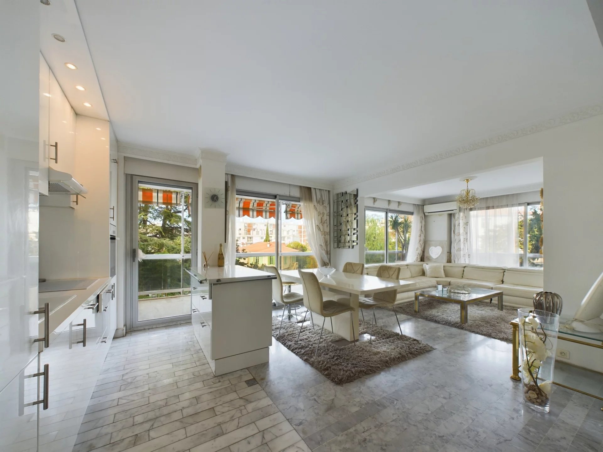 eb0b9f6f90ad0baa19f9df9cb772410f_28c7e58b7a_1920-original.jpg À VENDRE : APPARTEMENT 3 PIÈCES AVEC GRANDE TERRASSE ET PISCINE