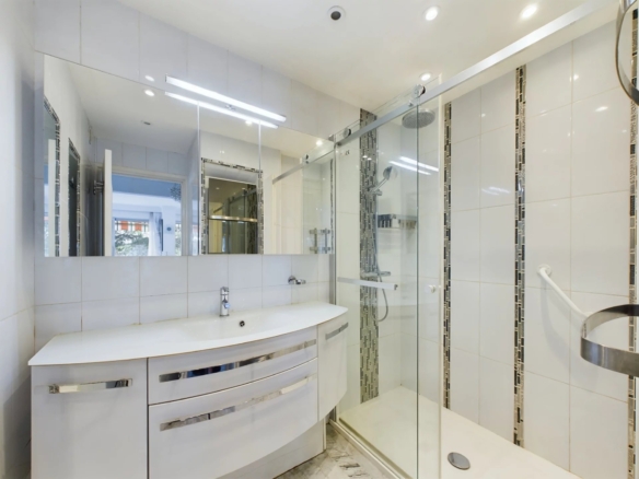 À VENDRE : APPARTEMENT 3 PIÈCES AVEC GRANDE TERRASSE ET PISCINE