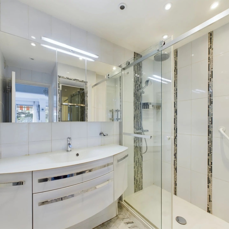 À VENDRE : APPARTEMENT 3 PIÈCES AVEC GRANDE TERRASSE ET PISCINE