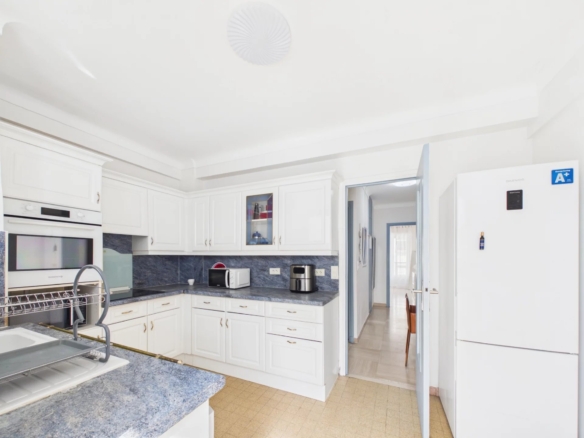 🏡 À VENDRE – Superbe 2 pièces traversant avec aperçu mer au cœur de Juan-les-Pins – Gare & plages à pied