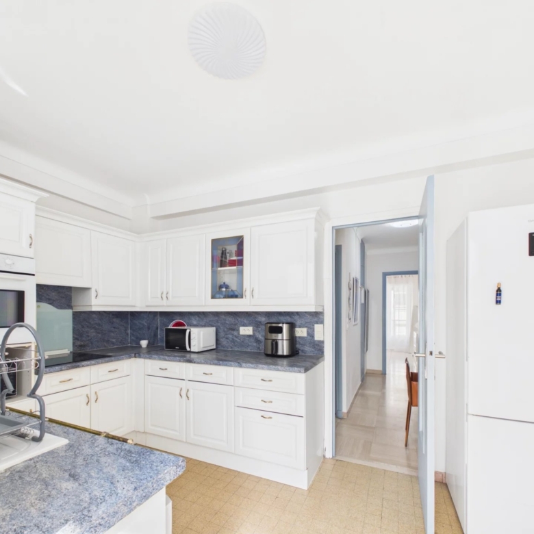 🏡 À VENDRE – Superbe 2 pièces traversant avec aperçu mer au cœur de Juan-les-Pins – Gare & plages à pied