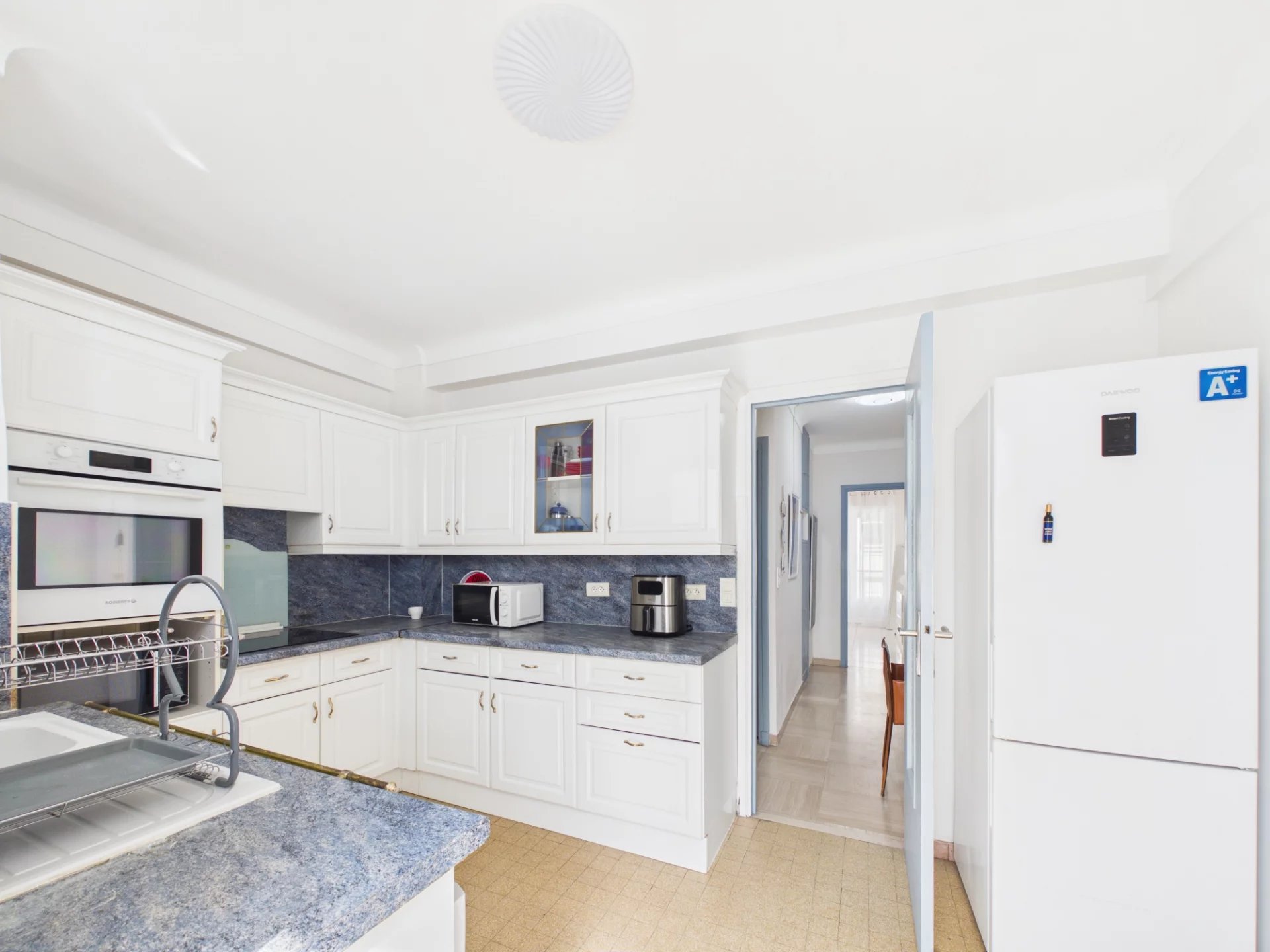 37b63de699e0999f6ee42a62d1c73446_020b4ae865_1920-original.jpg 🏡 À VENDRE – Superbe 2 pièces traversant avec aperçu mer au cœur de Juan-les-Pins – Gare & plages à pied