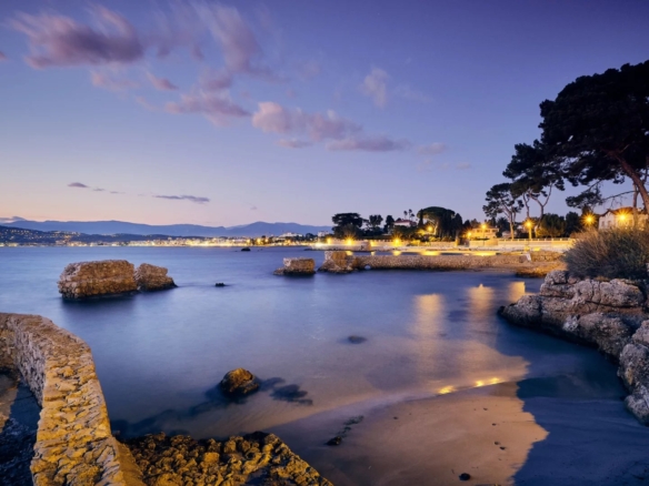 🏡 À VENDRE – Superbe 2 pièces traversant avec aperçu mer au cœur de Juan-les-Pins – Gare & plages à pied