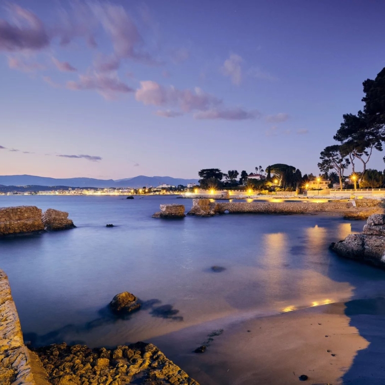 🏡 À VENDRE – Superbe 2 pièces traversant avec aperçu mer au cœur de Juan-les-Pins – Gare & plages à pied