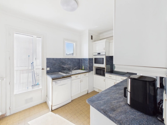 🏡 À VENDRE – Superbe 2 pièces traversant avec aperçu mer au cœur de Juan-les-Pins – Gare & plages à pied