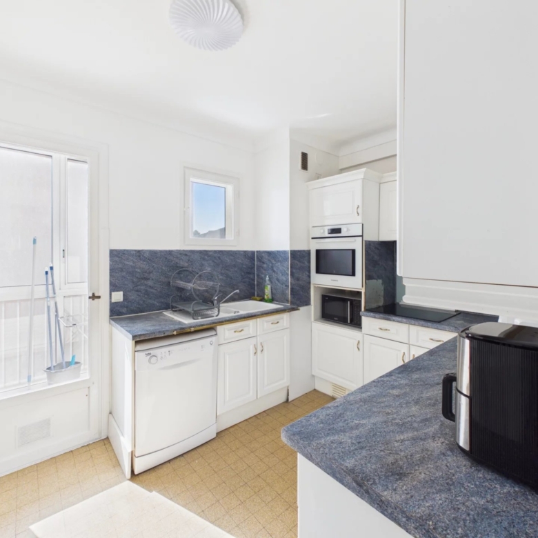 🏡 À VENDRE – Superbe 2 pièces traversant avec aperçu mer au cœur de Juan-les-Pins – Gare & plages à pied