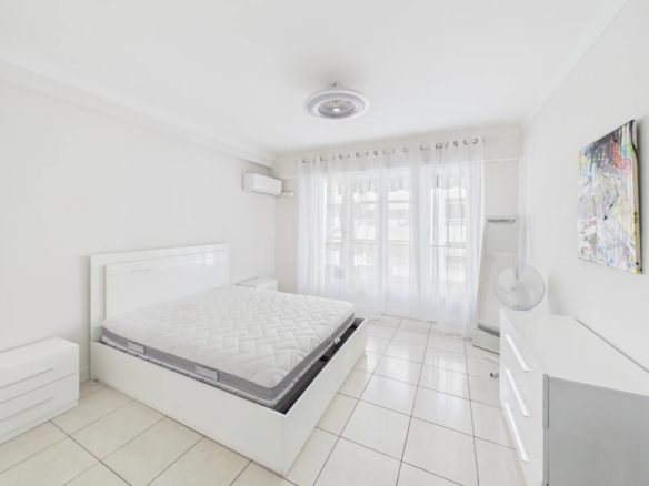 🏡 À VENDRE – Superbe 2 pièces traversant avec aperçu mer au cœur de Juan-les-Pins – Gare & plages à pied
