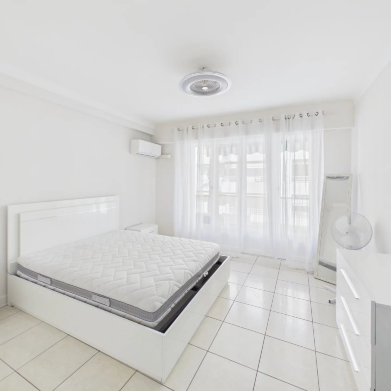 🏡 À VENDRE – Superbe 2 pièces traversant avec aperçu mer au cœur de Juan-les-Pins – Gare & plages à pied