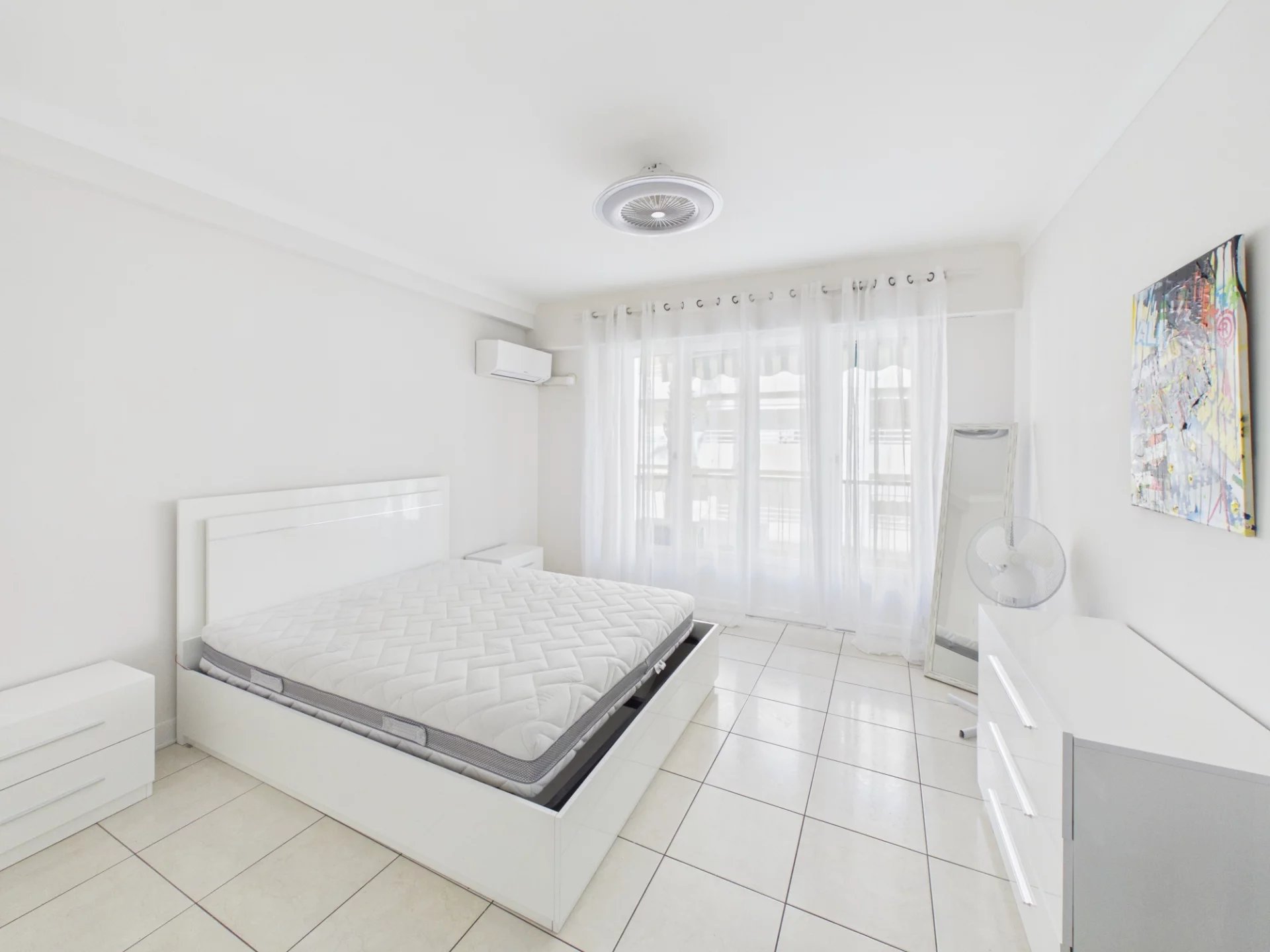 79abe725d63668b93ed3580e634250f3_29fc5e26e3_1920-original.jpg 🏡 À VENDRE – Superbe 2 pièces traversant avec aperçu mer au cœur de Juan-les-Pins – Gare & plages à pied