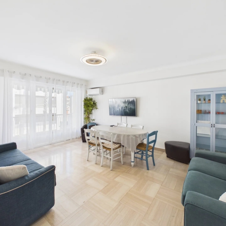🏡 À VENDRE – Superbe 2 pièces traversant avec aperçu mer au cœur de Juan-les-Pins – Gare & plages à pied