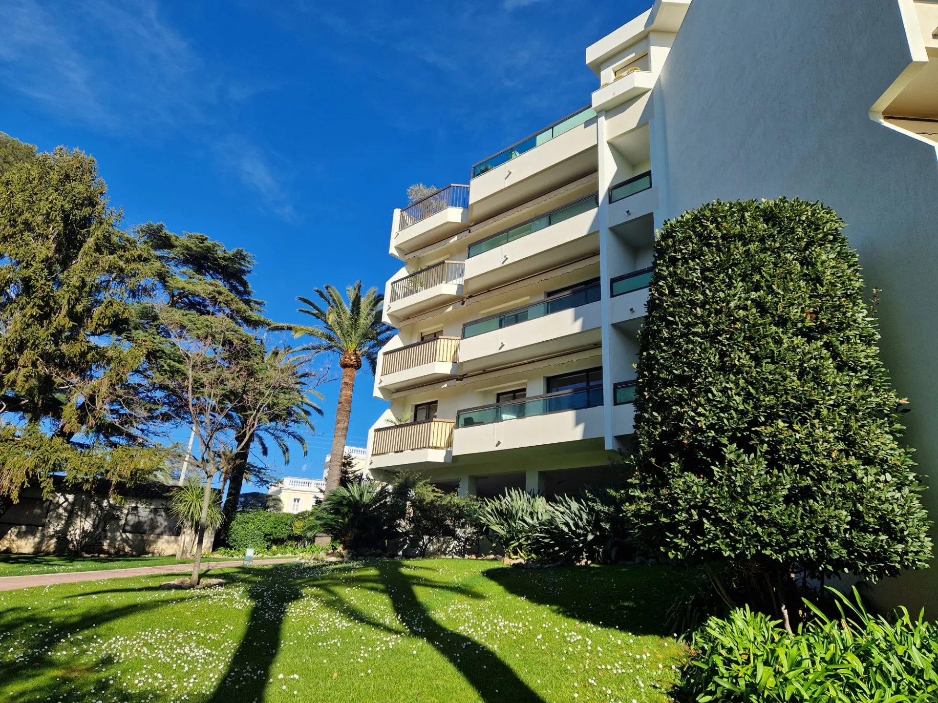 À LOUER – 2 PIÈCES – RÉSIDENCE GRAND STANDING – QUARTIER BADINE – CALME ABSOLU – VUE MER - Tanit Immobilier