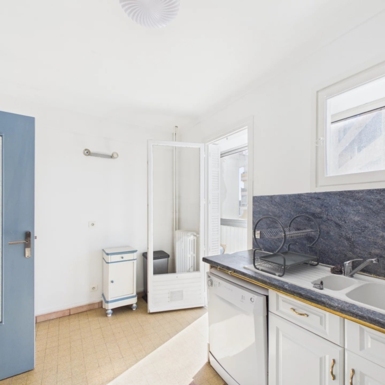 🏡 À VENDRE – Superbe 2 pièces traversant avec aperçu mer au cœur de Juan-les-Pins – Gare & plages à pied