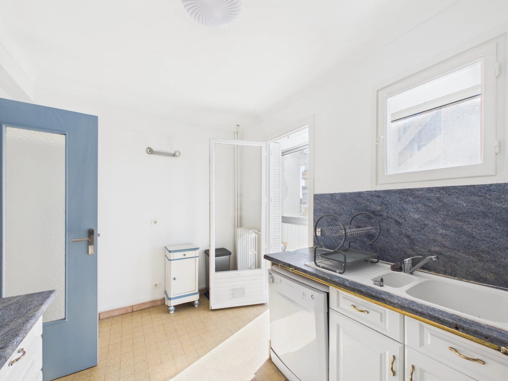 c441333dc6b7adb7bce7521859c9010f_6556aba958_1920-original.jpg 🏡 À VENDRE – Superbe 2 pièces traversant avec aperçu mer au cœur de Juan-les-Pins – Gare & plages à pied