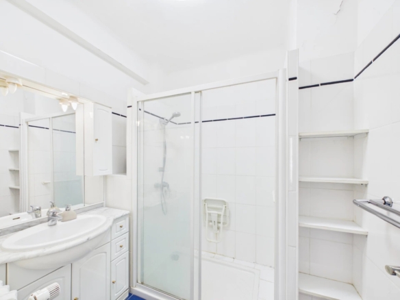 🏡 À VENDRE – Superbe 2 pièces traversant avec aperçu mer au cœur de Juan-les-Pins – Gare & plages à pied