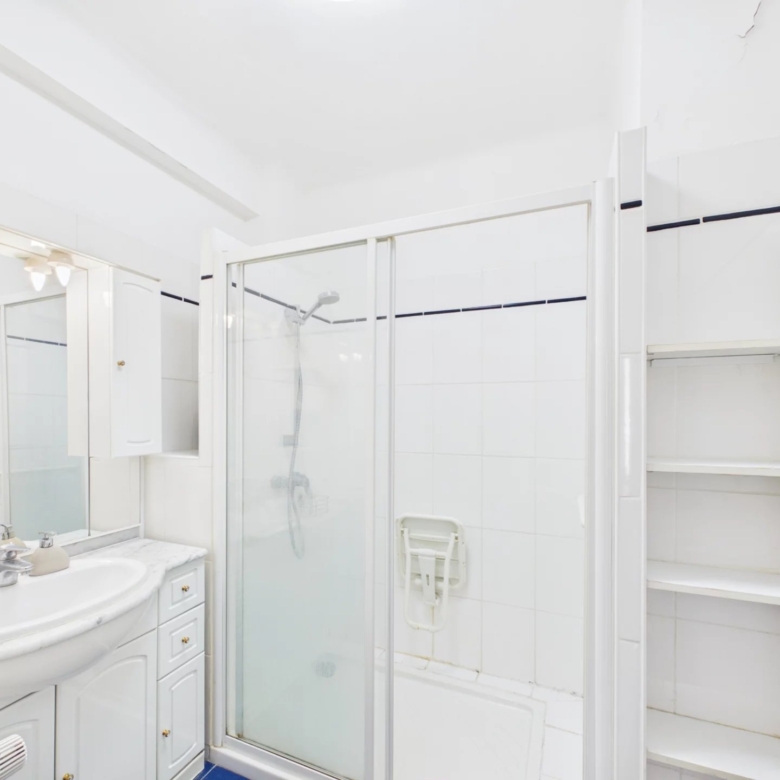 🏡 À VENDRE – Superbe 2 pièces traversant avec aperçu mer au cœur de Juan-les-Pins – Gare & plages à pied