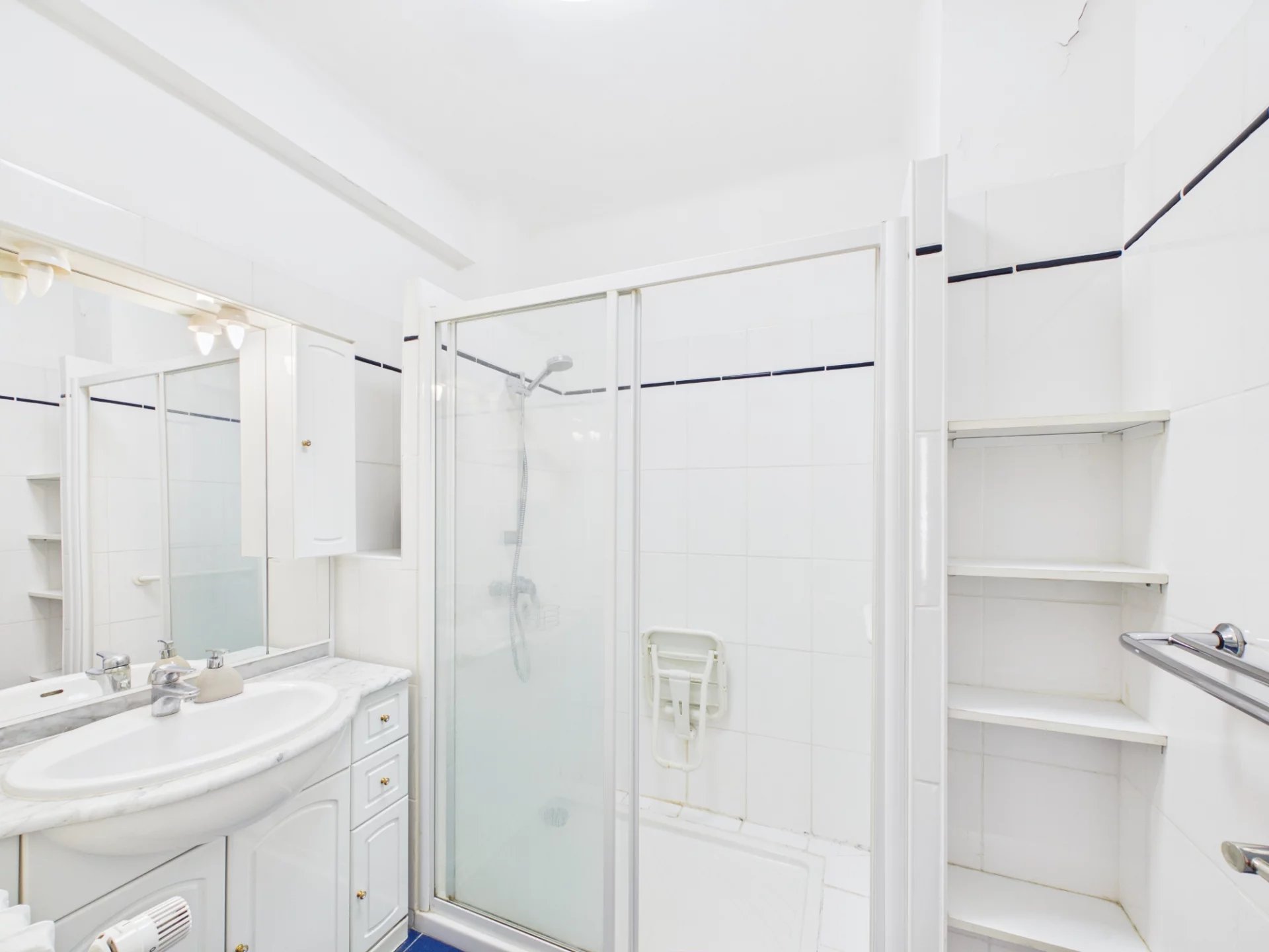 f00bf278caa5048ff92b8c1467c8ec95_70df511382_1920-original.jpg 🏡 À VENDRE – Superbe 2 pièces traversant avec aperçu mer au cœur de Juan-les-Pins – Gare & plages à pied