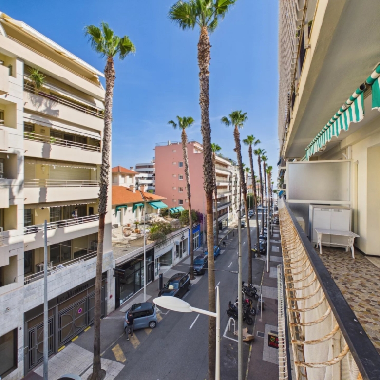 🏡 À VENDRE – Superbe 2 pièces traversant avec aperçu mer au cœur de Juan-les-Pins – Gare & plages à pied