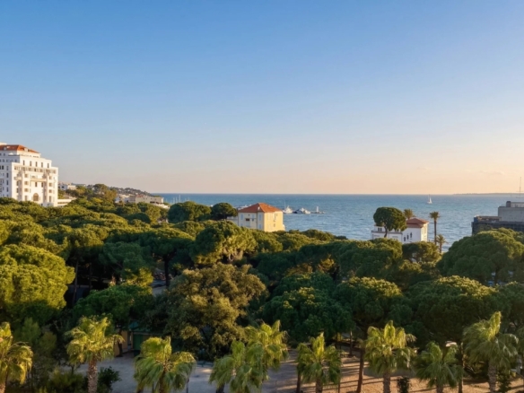 The Pinède Exception: Sea & Mountain Views, Tranquility & High-End Amenities - Tanit Immobilier