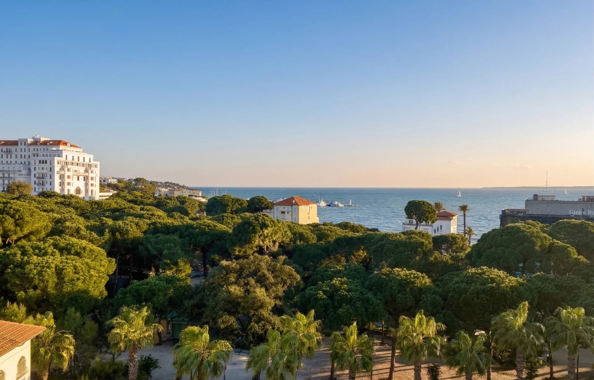 The Pinède Exception: Sea & Mountain Views, Tranquility & High-End Amenities - Tanit Immobilier