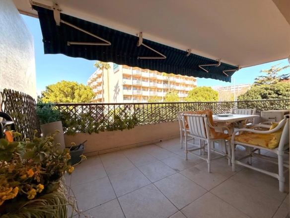 Prime Location: 2-Bedroom Apartment in the Heart of La Pinède - Sale - Tanit Immobilier