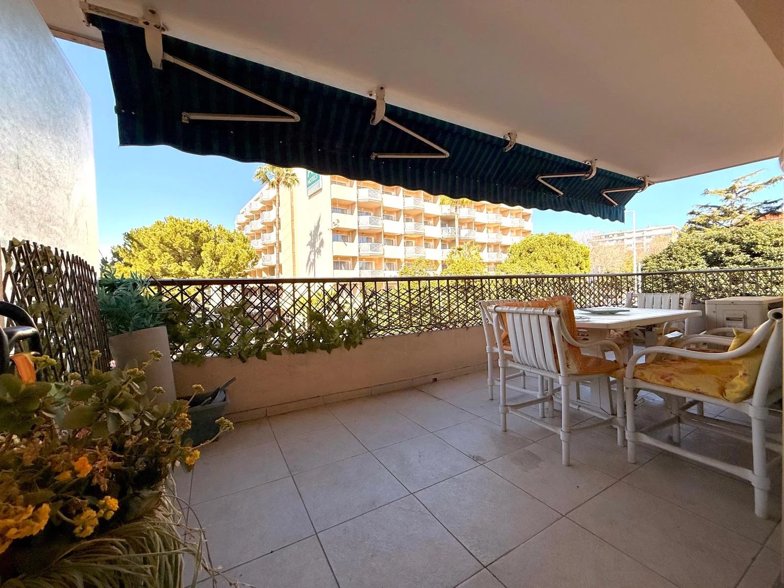 Prime Location: 2-Bedroom Apartment in the Heart of La Pinède - Sale - Tanit Immobilier