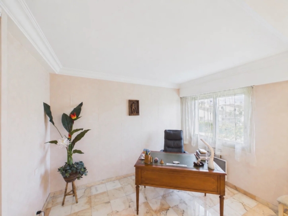 Spacious 4-room apartment with large south-facing terrace – Close to Juan-les-Pins town centre and beaches