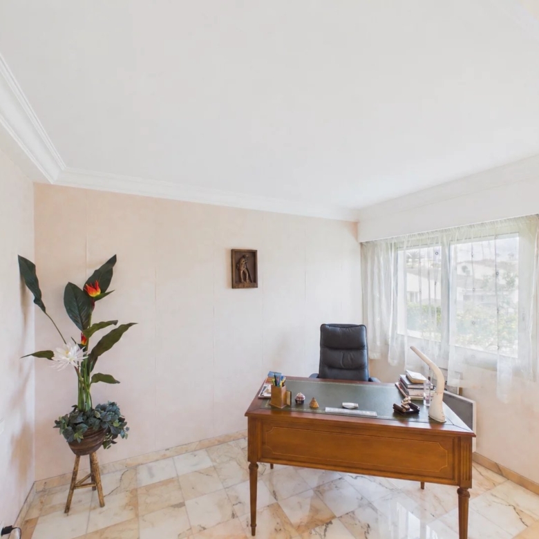 Spacious 4-room apartment with large south-facing terrace – Close to Juan-les-Pins town centre and beaches