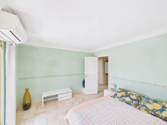 Spacious 4-room apartment with large south-facing terrace – Close to Juan-les-Pins town centre and beaches