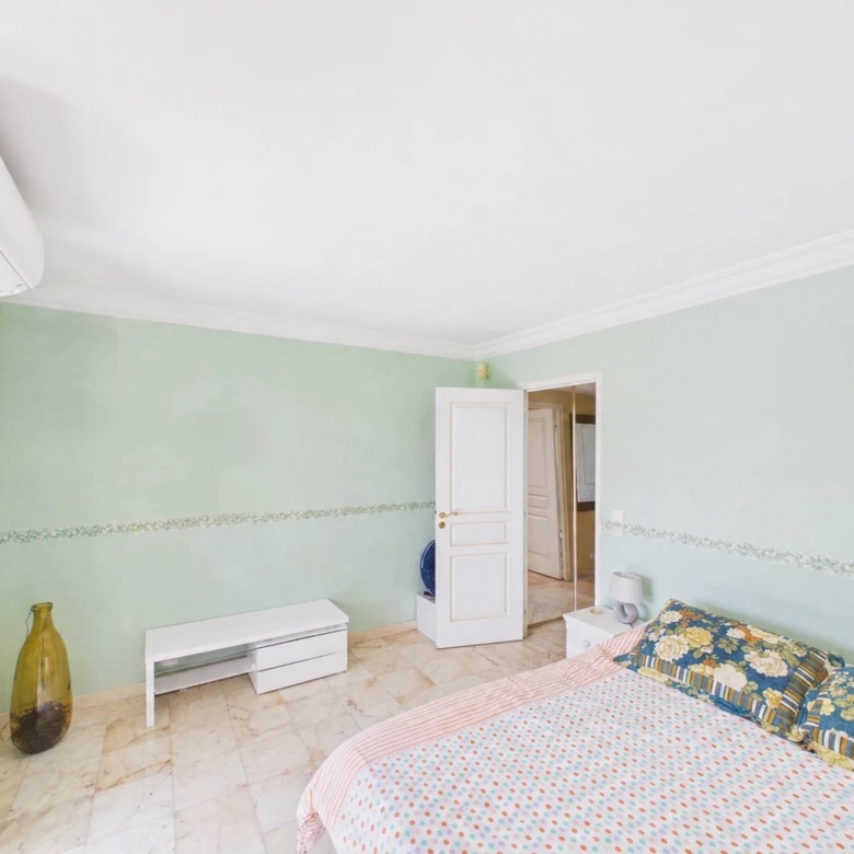 Spacious 4-room apartment with large south-facing terrace – Close to Juan-les-Pins town centre and beaches