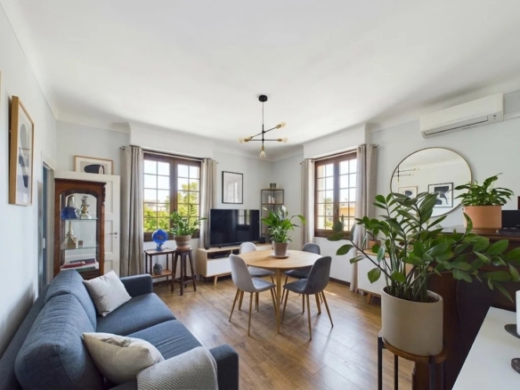 Dernier étage & Emplacement Numéro 1 : Bel appartement bourgeois à fort potentiel !
