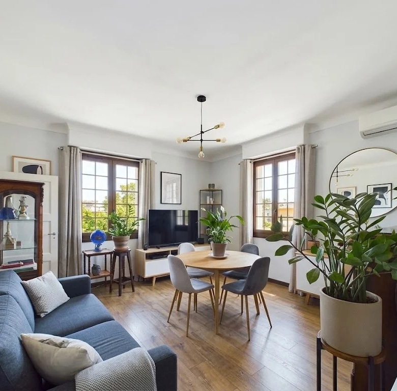 Dernier étage & Emplacement Numéro 1 : Bel appartement bourgeois à fort potentiel !