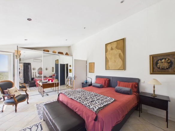 VILLA A VENDRE ANTIBES VALBOSQUET MITOYENNE
