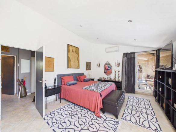 VILLA A VENDRE ANTIBES VALBOSQUET MITOYENNE