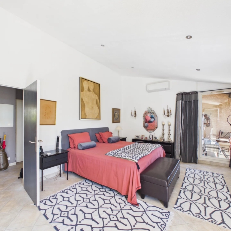 VILLA A VENDRE ANTIBES VALBOSQUET MITOYENNE