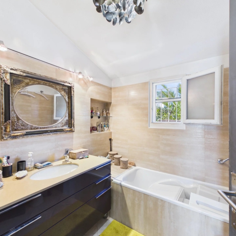 VILLA A VENDRE ANTIBES VALBOSQUET MITOYENNE