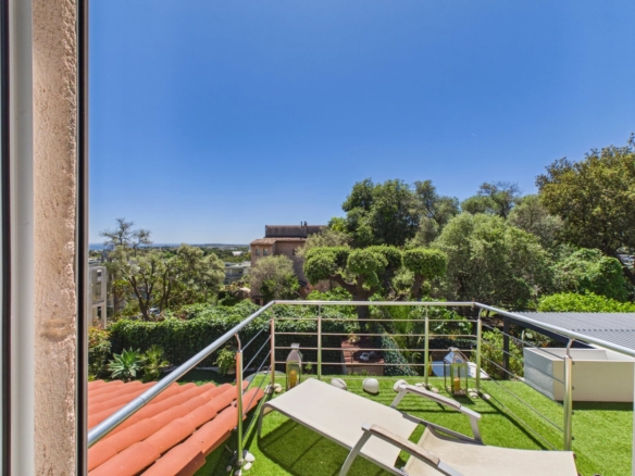 VILLA A VENDRE ANTIBES VALBOSQUET MITOYENNE