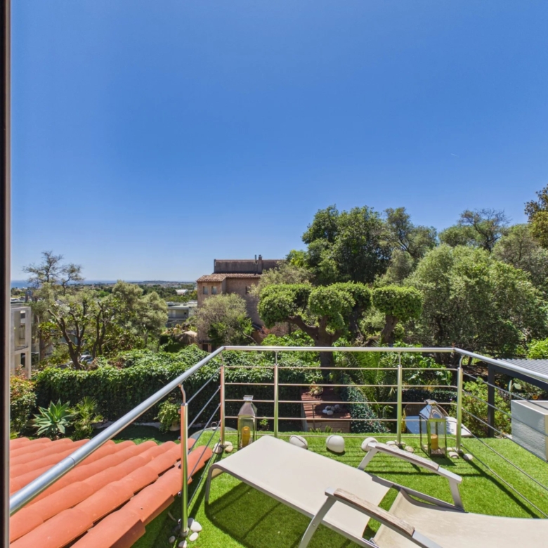 VILLA A VENDRE ANTIBES VALBOSQUET MITOYENNE