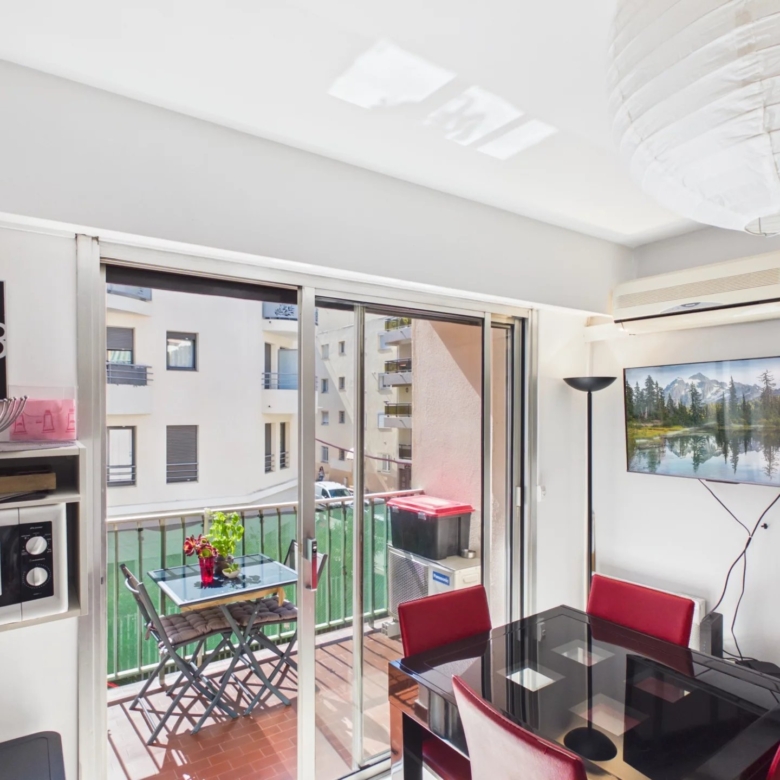 Studio 29 m² avec terrasse et fort potentiel