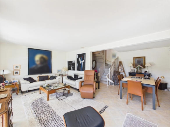 VILLA A VENDRE ANTIBES VALBOSQUET MITOYENNE