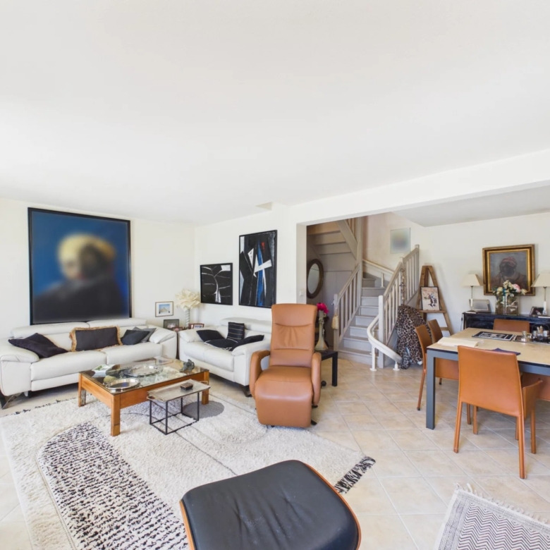 VILLA A VENDRE ANTIBES VALBOSQUET MITOYENNE