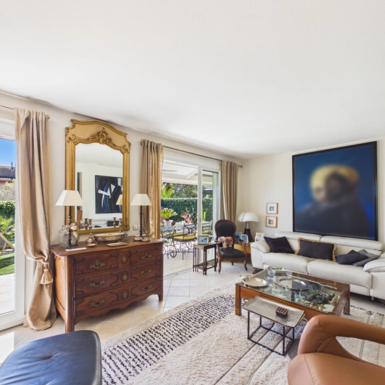 VILLA A VENDRE ANTIBES VALBOSQUET MITOYENNE