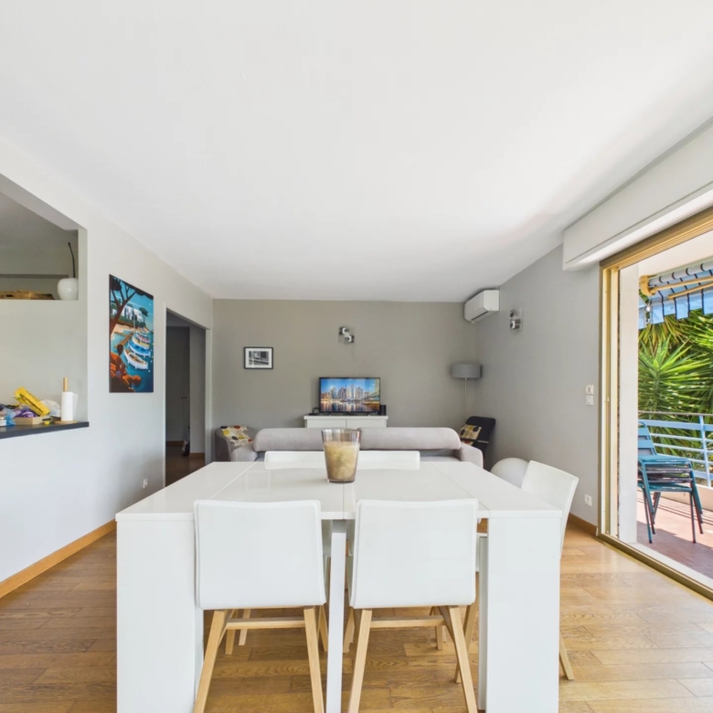Appartement 4 pièces d’angle avec vaste terrasse – Résidence Parc et Piscine – Garage en sous-sol