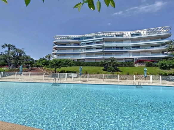 Appartement 4 pièces d’angle avec vaste terrasse – Résidence Parc et Piscine – Garage en sous-sol