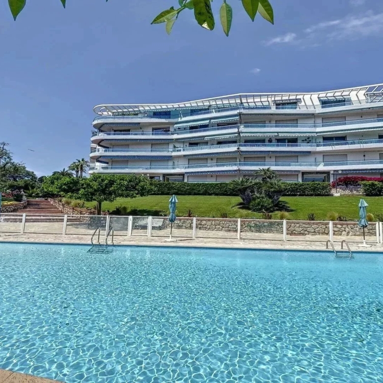 Appartement 4 pièces d’angle avec vaste terrasse – Résidence Parc et Piscine – Garage en sous-sol